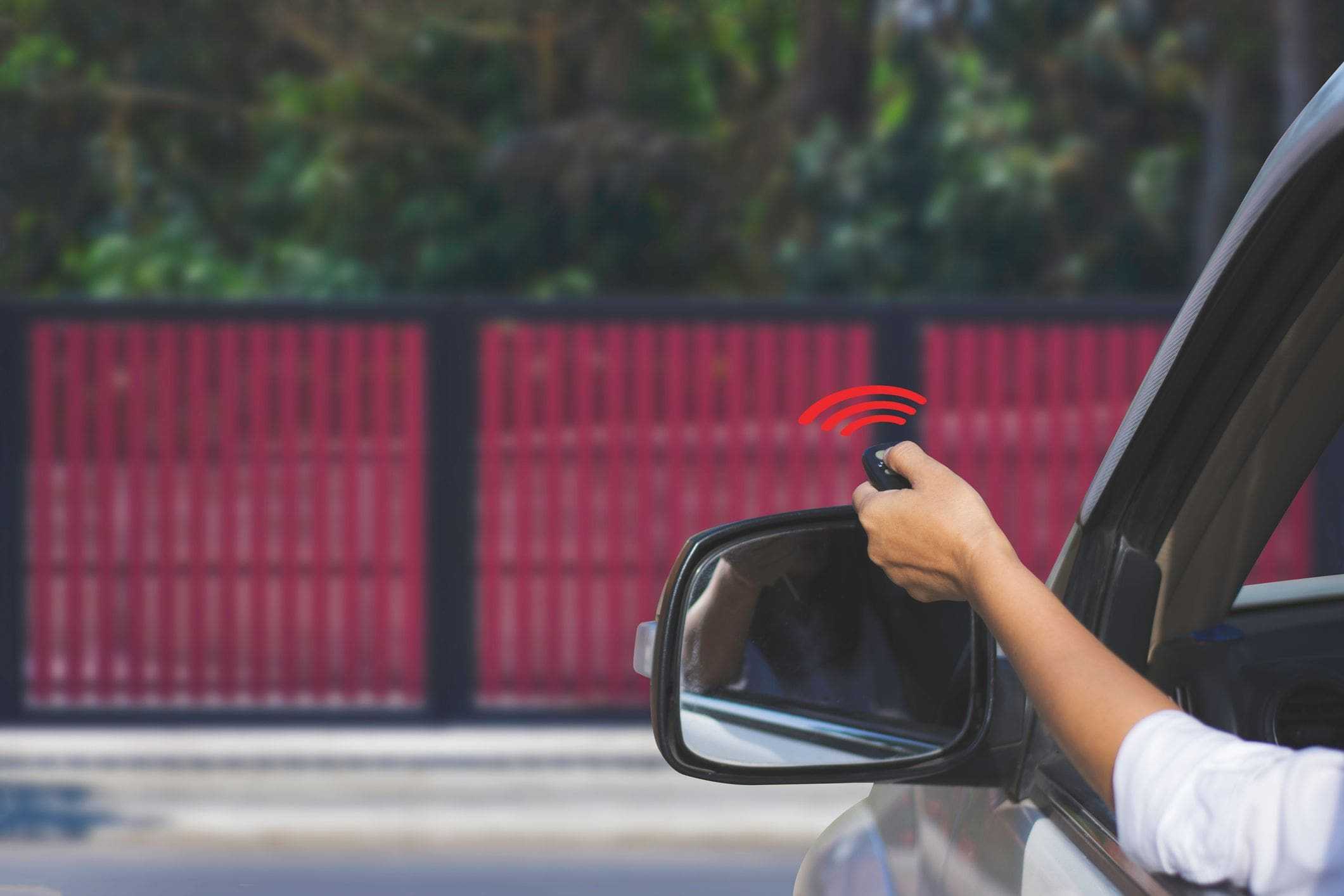 使用遥控器从汽车上打开自动门