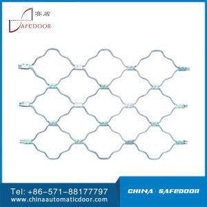 Puerta automática enrollable con parrilla de seguridad